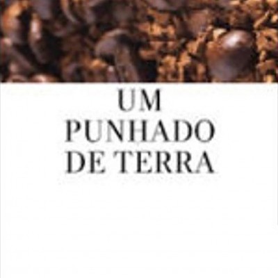 Grãos de café escuros sobre café moído com texto 'UM PUNHADO DE TERRA' em letras pretas sobre fundo branco