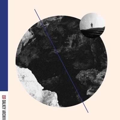 Capa do livro The Tunnel de William H. Gass com design minimalista e círculos com imagens em preto e branco