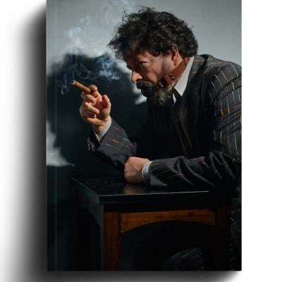 Homem de fato risca de giz fumando charuto sentado numa cadeira de madeira