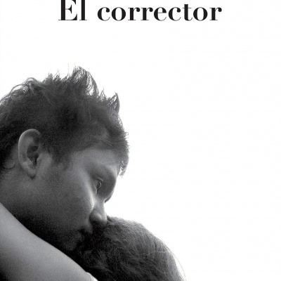 Capa de livro El corrector com imagem a preto e branco de homem a abraçar criança