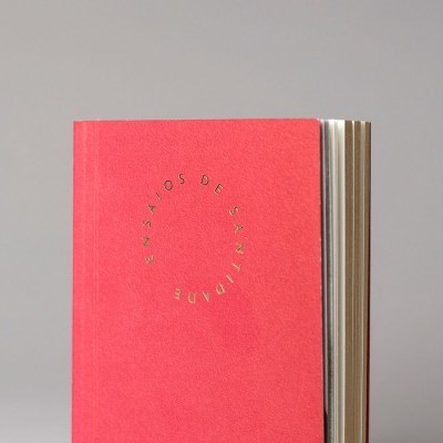 Livro capa dura vermelha com título dourado em círculo