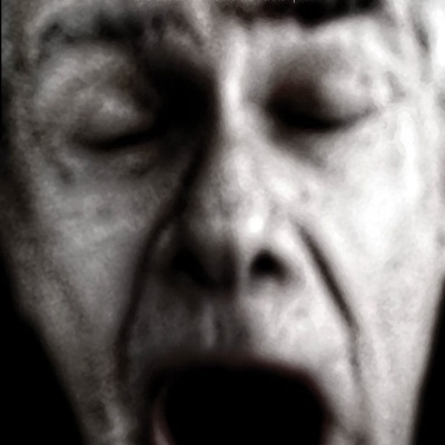 Capa de revista preto e branco com rosto de pessoa idosa e textos Granta e Sono/Sonho