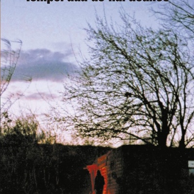 Capa do livro Temporada de huracanes de Fernanda Melchor com silhueta junto a construção iluminada