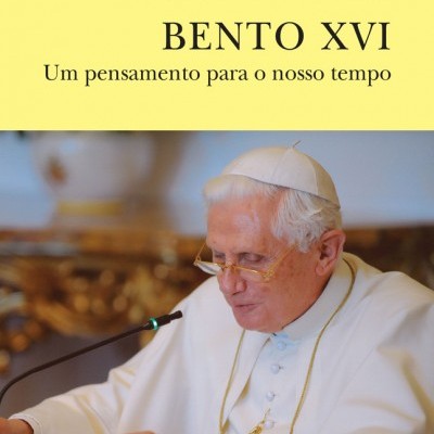 Capa de livro com foto de Bento XVI e texto do título e autor