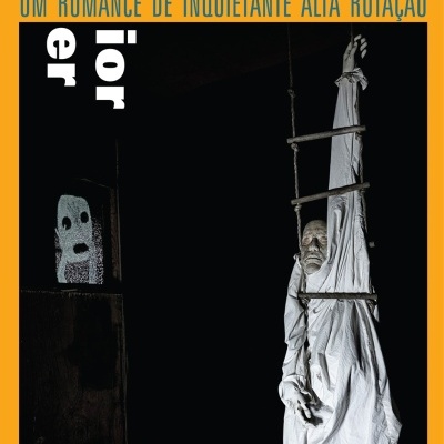 Capa de livro laranja com título azul e imagem de duas figuras humanas pálidas em branco, uma pendurada numa escada e outra no chão.