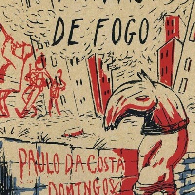 Capa de livro com ilustração de cavalo, prédios inclinados e pessoas, com texto PONTAS DE FOGO e PAULO DA COSTA DOMINGOS
