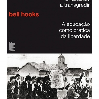 Capa de livro com título e autor em letras brancas e vermelhas sobre fundo preto e fotografia a preto e branco de jovens em manifestação com cartaz.