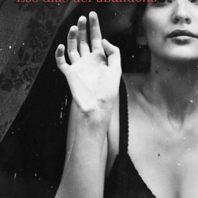 Capa de livro com fotografia a preto e branco de mulher com mão levantada