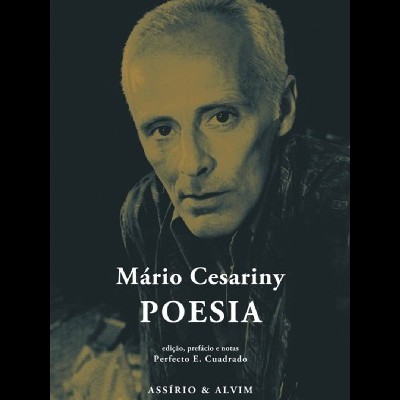 Capa do livro 'Poesia' de Mário Cesariny com fotografia de homem