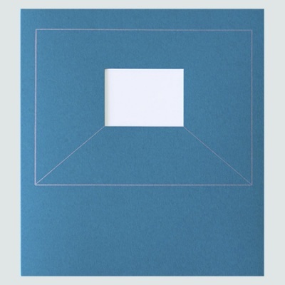 Quadrado de papel azul com recorte quadrado e linhas de dobra claras