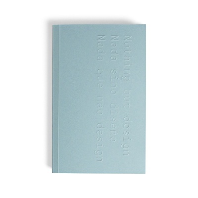 Caderno azul claro com texto em relevo vertical