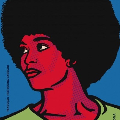Capa de livro com ilustração de mulher de pele vermelha e cabelo afro, texto Angela Davis Uma Autobiografia