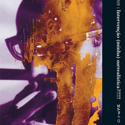 Colagem surrealista com mão, rosto e tinta amarela, texto vertical ao lado direito