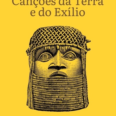 Capa de livro amarelo com máscara africana e texto