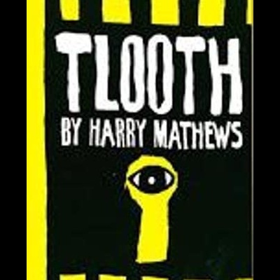 Capa de livro preto com título TOOTH e detalhes amarelos