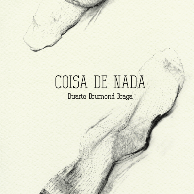 Par de meias desenhadas a lápis com texto COISA DE NADA Duarte Drumond Braga