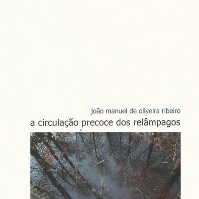 Capa de livro com título e fotografia de árvores refletidas em água