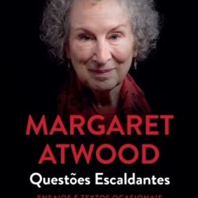 Capa do livro 'Questões Escaldantes' de Margaret Atwood com foto da autora e texto em fundo preto