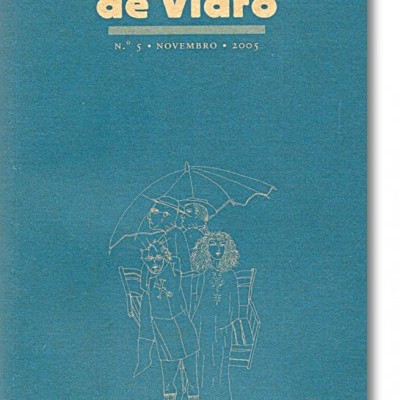 Capa azul de revista Telhados de Vidro com título dourado e ilustração de pessoas com guarda-chuva.