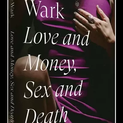 Capa do livro com título 'Love and Money, Sex and Death, A Memoir' e imagem de uma pessoa com vestido roxo e anéis