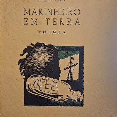 Capa de livro Marinheiro em Terra, poemas de Daniel Filipe, coleção Búzio com ilustração em azul e preto.