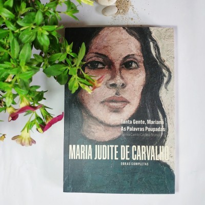 Capa de livro com retrato de mulher e texto 'MARIA JUDITE DE CARVALHO' ao lado de folhas e flores.