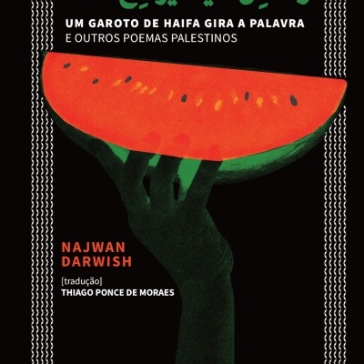 Capa de livro com mão verde segurando fatia de melancia e texto em árabe e português
