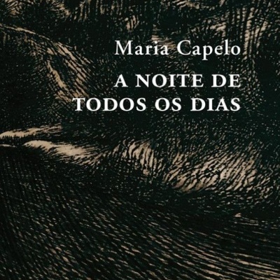 Capa de livro 'A NOITE DE TODOS OS DIAS' de Maria Capelo com fundo preto e padrões em castanho claro