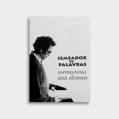 Capa de livro preto e branco com homem a ler e título 'SEMEADOR DE PALAVRAS ENTREVISTAS A JOSÉ AFONSO'.