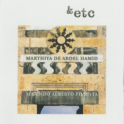 Capa de livro branco com fotografia arquitetónica e textos MARTHIYA DE ABDEL HAMID e SEGUNDO ALBERTO PIMENTA