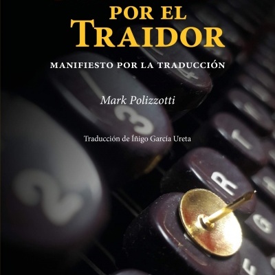 Capa do livro Simpatía por el Traidor com teclas antigas de máquina de escrever ao fundo.