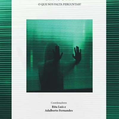Capa do livro Censura com imagem de pessoa atrás de vidro texturizado verde