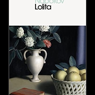 Capa de livro 'Lolita' com pintura de vaso com flores e cesta de maçãs