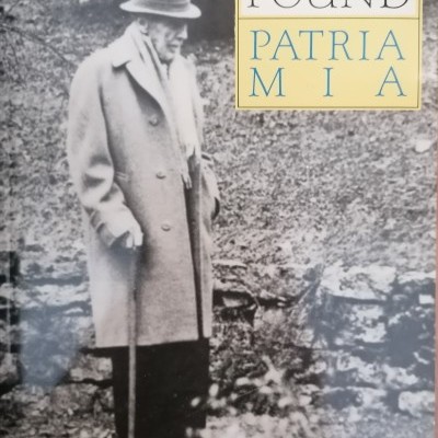 Capa do livro Patria Mia de Ezra Pound com fotografia a preto e branco de homem idoso