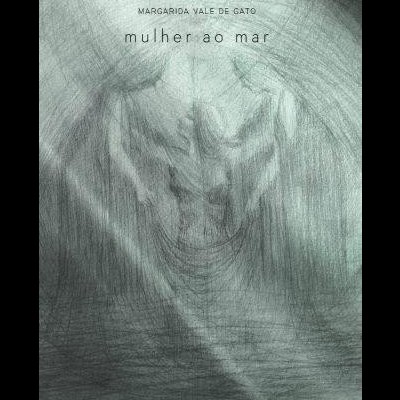 Capa do livro 'mulher ao mar' com ilustração a lápis em tons de cinza e texto