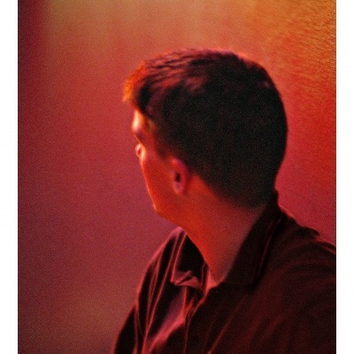 Capa de livro The Morning Star com homem de perfil contra fundo alaranjado