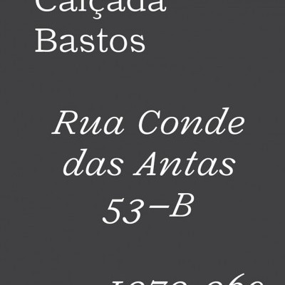 Texto com nome e endereço em fundo cinza escuro