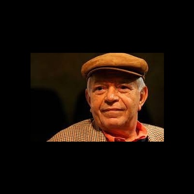 Homem idoso com boina castanha e casaco xadrez