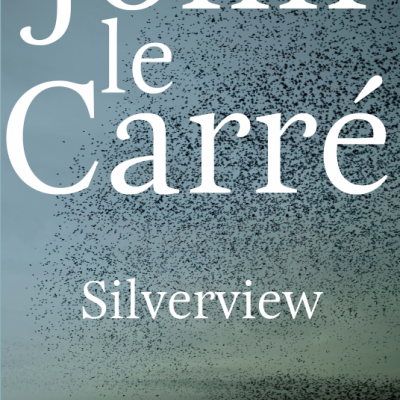 Capa do livro Silverview de John le Carré com fundo de céu e enxame de aves