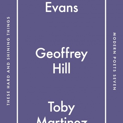 Capa de livro roxa com texto branco e logótipo de pinguim no canto superior direito