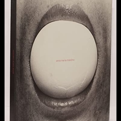 Capa de livro com imagem de boca aberta e ovo branco no centro