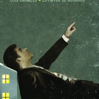 Homem a deitar-se junto a uma casa azul com janelas iluminadas, texto de título de livro no fundo verde