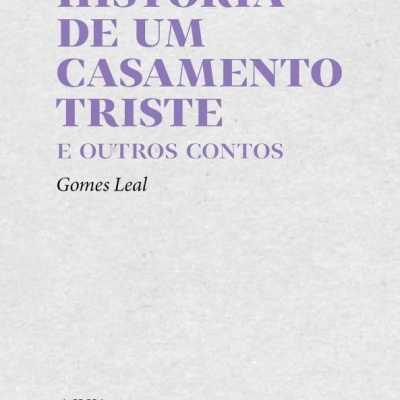 Capa de livro cinza claro com texto roxo e preto sobre história de um casamento triste