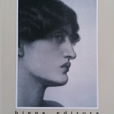 Capa do livro 'A Sereia' com ilustração a preto e branco de um rosto de perfil