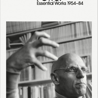 Capa do livro 'Power Essential Works 1954-84' de Michel Foucault com fotografia a preto e branco de um homem calvo com óculos