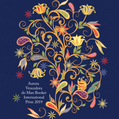 Capa de livro azul escuro com título, nome da autora e ilustração floral colorida.