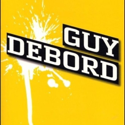 Capa de livro amarela com nomes e manchas brancas