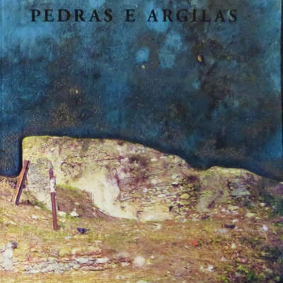 Capa de livro azul com título PEDRAS E ARGILAS e imagem de terreno rochoso.