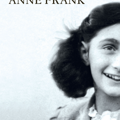 Capa do livro 'Querida Kitty' de Anne Frank com fotografia em preto e branco
