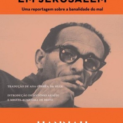 Capa do livro 'Eichmann em Jerusalém' com foto de homem de óculos e texto em laranja e branco